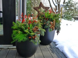 Pflanzkübel in der Adventszeit – Weihnachtliches Ambiente für wenig Geld