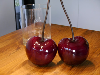 Deko-Doppelkirsche aus Fiberglas in Hochglanz rot