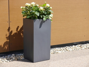 Pflanzkübel d. GARTENSCHAU BADEN-WÜRTT., Fiberglas anthrazit 40x40x100