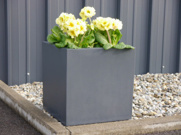 Pflanzkübel der BUNDESGARTENSCHAU, Fiberglas anthrazit 60x60x60