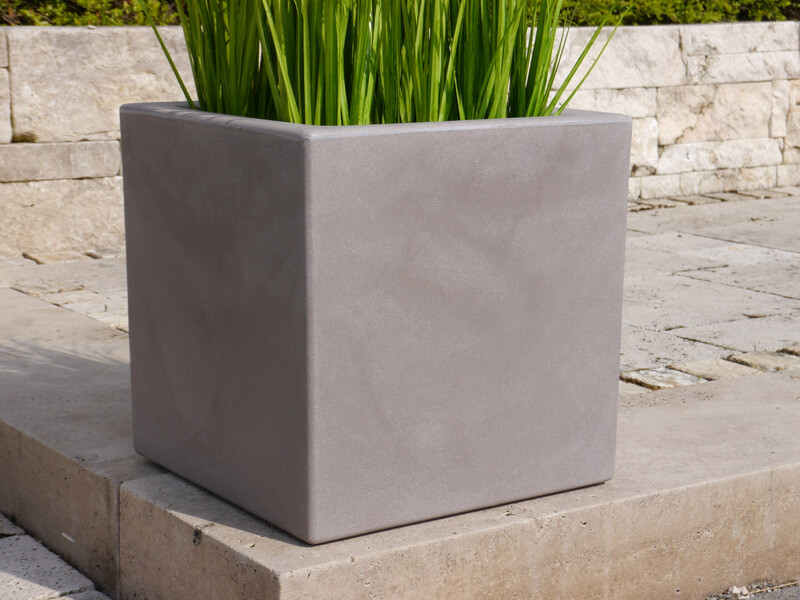 Pflanzkübel FORMA aus Kunststoff in hellgrau Sale