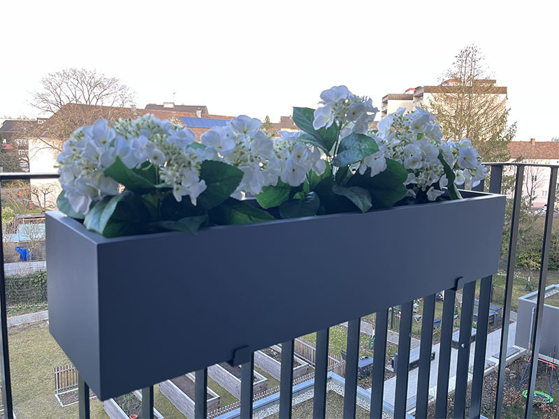 Balkonkasten LINEA inkl. Befestigung für Geländer, schwarz 90x25x20
