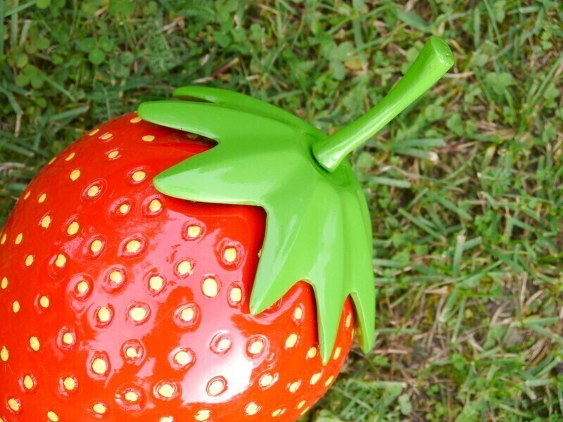 Deko-Erdbeere in Hochglanz rot 25x15x14