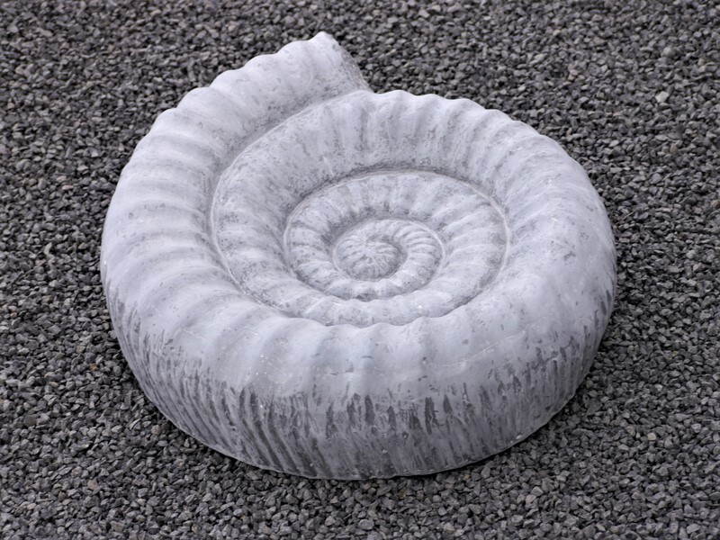 Gartendeko - VOGELBAD "AMMONITO" aus Fiberglas  - betongrau 46x42x14