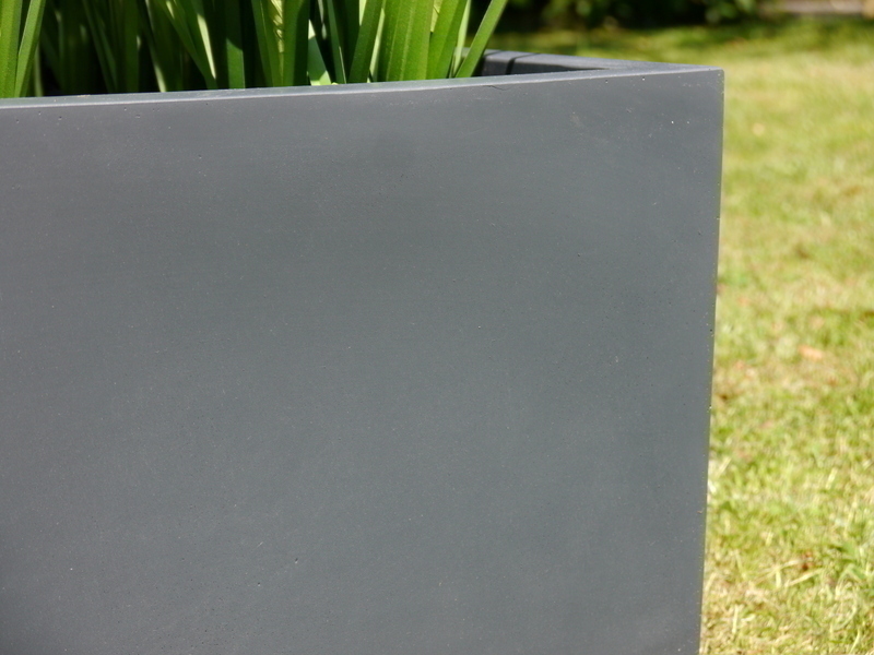 halbhoher Pflanzkübel MEZZO, Fiberglas anthrazit 90x90x60 auf Anfrage!