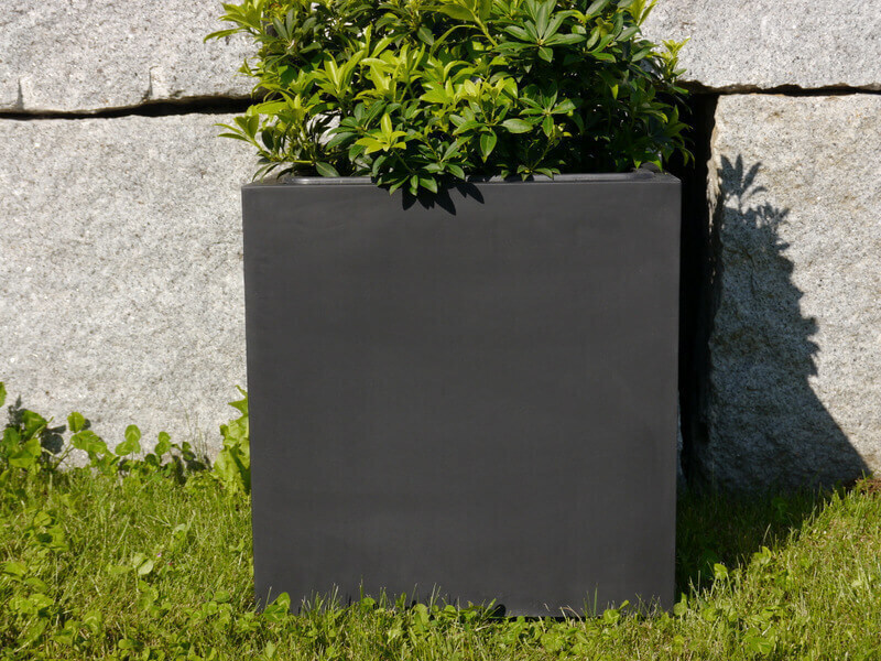 Komplettset 2-teilig: Pflanzkübel mit Untersetzer, Fiberglas schwarz 50x50x50