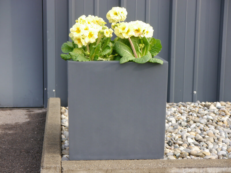 Pflanzkübel der BUNDESGARTENSCHAU, Fiberglas anthrazit 60x60x60