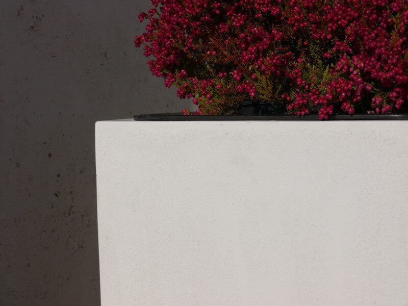 Pflanzkübel der GARTENSCHAU BADEN-WÜRTT., Fiberglas weiß 40x40x80