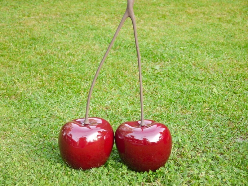 Deko-Doppelkirsche aus Fiberglas in Hochglanz rot 