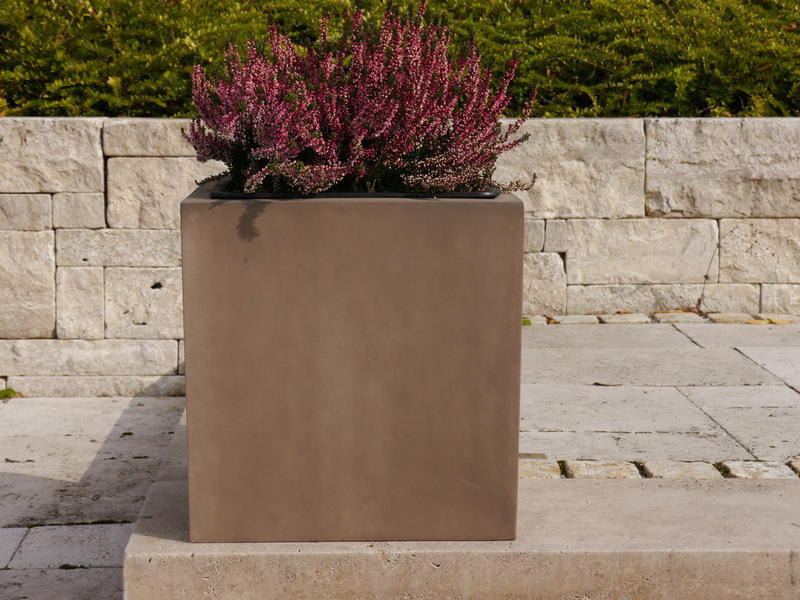 Pflanzkübel aus Fiberglas in terrabraun