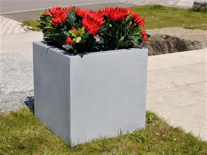 Komplettset: Pflanzkübel mit Roller und Erde, Fiberglas betongrau 60x60x60